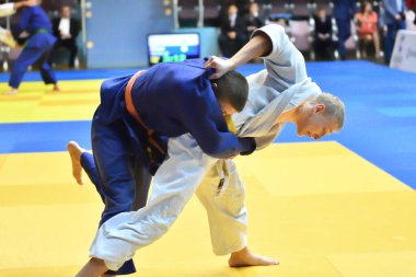 Orenburg, Rusya Federasyonu - 21 Ekim 2017: Boys V. S. Çernomirdin anısına adanmış kız ve erkek çocuklar arasında tüm Rus Judo turnuvasında Judo rekabet 