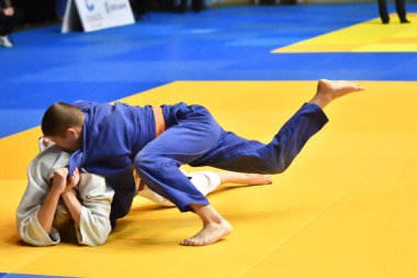 Orenburg, Rusya Federasyonu - 21 Ekim 2017: Boys V. S. Çernomirdin anısına adanmış kız ve erkek çocuklar arasında tüm Rus Judo turnuvasında Judo rekabet 