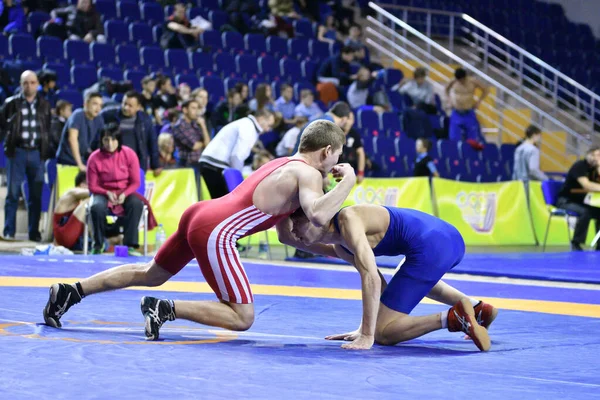 Orenburg Rusia Marzo 2017 Hombres Jóvenes Compiten Lucha Deportiva Campeonato —  Fotos de Stock