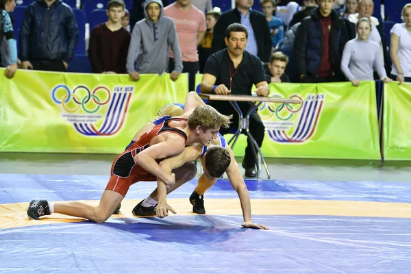 Orenburg Rusia Marzo 2017 Hombres Jóvenes Compiten Lucha Deportiva Campeonato —  Fotos de Stock