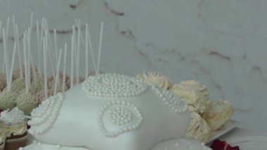 Düğün masası için şekerlemeler hazır. 