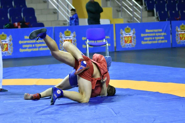 ロシアのオレンブルク 10月25 2019 男の子と女の子の間でオレンブルク地域の選手権で武器なしで自己防衛を競う — ストック写真