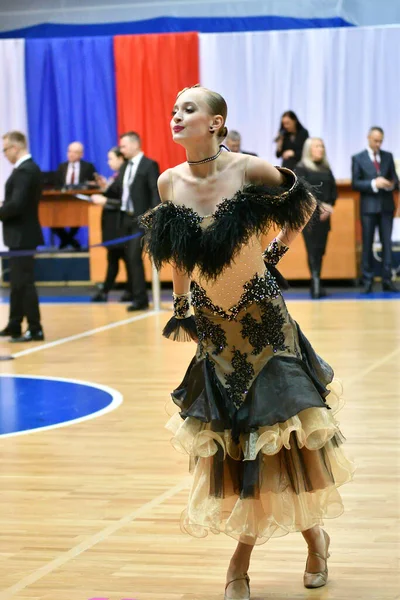 ロシアのオレンブルク 2019年11月2日 ダンススポーツのオレンブルク市のオープン選手権とカップで女の子と男の子が踊る — ストック写真