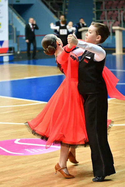 2019年11月2日至3日 俄罗斯奥伦堡 在奥伦堡市的公开锦标赛和舞蹈比赛杯上跳舞的男女儿童 — 图库照片