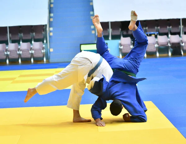 Deux Garçons Judoka Kimono Rivalisent Sur Tatami — Photo