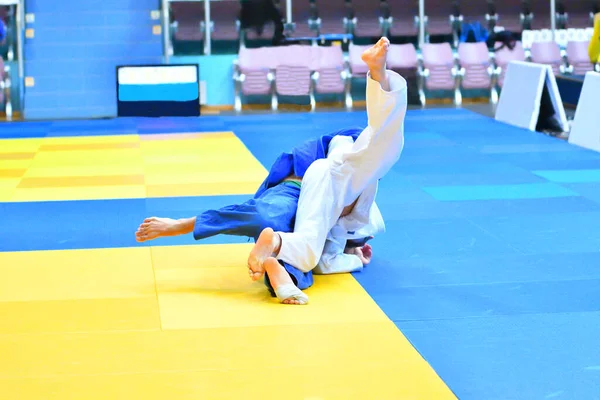 Két Fiú Judoka Kimonóban Versenyez Tatamin — Stock Fotó