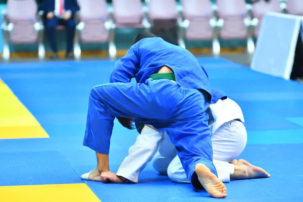 Dwóch Chłopców Judoka Kimono Rywalizują Tatami — Zdjęcie stockowe