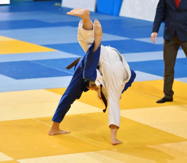  Kimonolu iki kız judoka tatamide yarışıyor. 