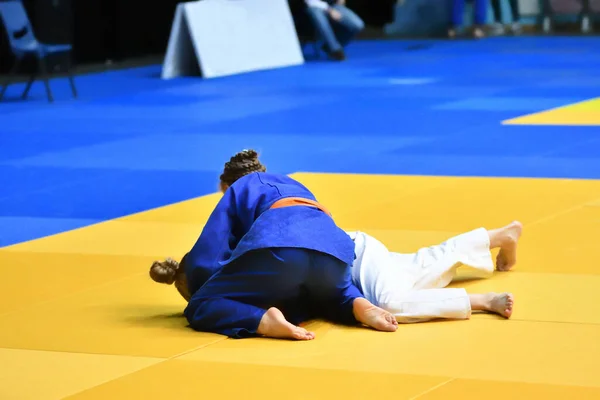 Deux Filles Judoka Kimono Rivaliser Sur Tatami — Photo