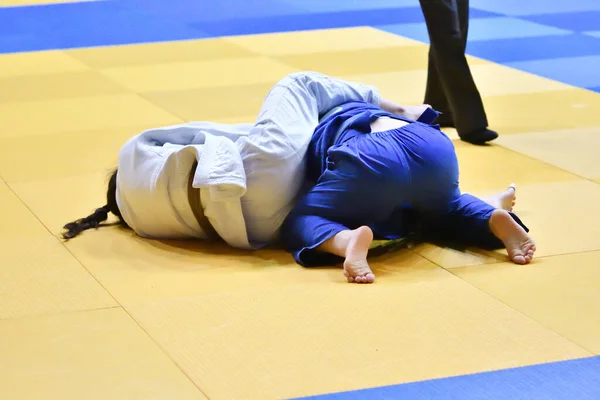 Duas Meninas Judoca Quimono Competir Tatami — Fotografia de Stock