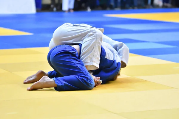 Deux Filles Judoka Kimono Rivaliser Sur Tatami — Photo