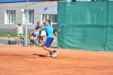 Orenburg, Rusya Federasyonu - 15 Ağustos 2017 yıl: Orenburg regio Tenis Federasyonu Ödüller üzerinde Tenis oynayan çocuklar