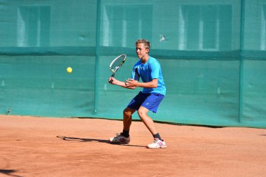 Orenburg, Rusya Federasyonu - 15 Ağustos 2017 yıl: Orenburg regio Tenis Federasyonu Ödüller üzerinde Tenis oynayan çocuklar