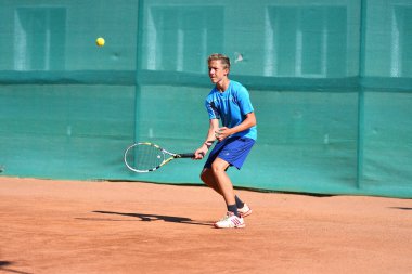 Orenburg, Rusya Federasyonu - 15 Ağustos 2017 yıl: Orenburg regio Tenis Federasyonu Ödüller üzerinde Tenis oynayan çocuklar