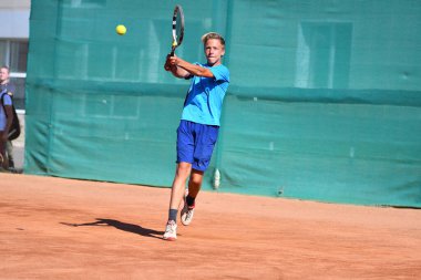 Orenburg, Rusya Federasyonu - 15 Ağustos 2017 yıl: Orenburg regio Tenis Federasyonu Ödüller üzerinde Tenis oynayan çocuklar