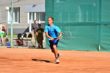 Orenburg, Rusya Federasyonu - 15 Ağustos 2017 yıl: Orenburg regio Tenis Federasyonu Ödüller üzerinde Tenis oynayan çocuklar