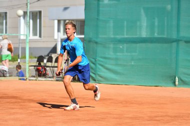 Orenburg, Rusya Federasyonu - 15 Ağustos 2017 yıl: Orenburg regio Tenis Federasyonu Ödüller üzerinde Tenis oynayan çocuklar