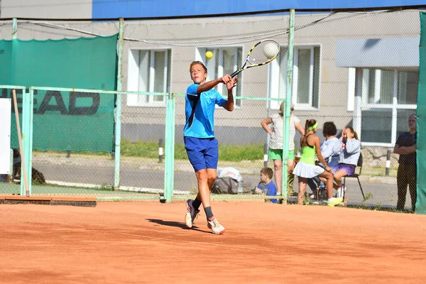 Orenburg Russie Août 2017 Année Garçons Jouant Tennis Sur Les — Photo