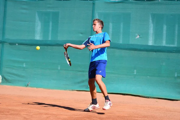 Orenburg Rusia Agustus 2017 Laki Laki Bermain Tenis Pada Hadiah — Stok Foto