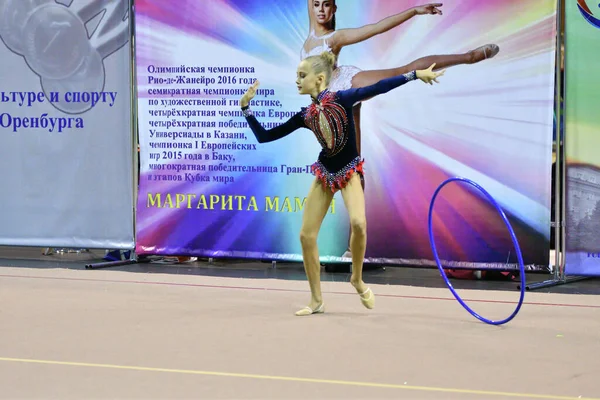 Orenburg Russland November 2017 Jahr Mädchen Führt Übungen Mit Gymnastikreifen — Stockfoto