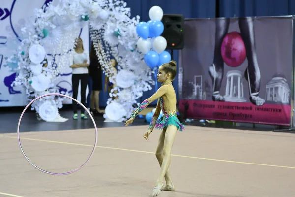 Orenburg Russland November 2017 Jahr Mädchen Führt Übungen Mit Gymnastikreifen — Stockfoto