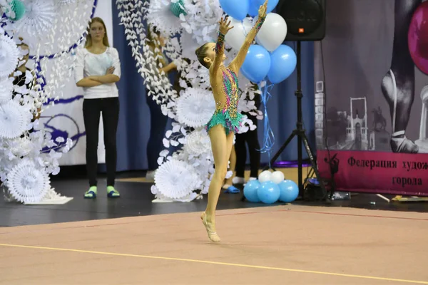 Orenburg Rússia Novembro 2017 Ano Menina Realiza Exercícios Com Aro — Fotografia de Stock