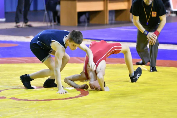 Orenburg Rusia Marzo 2017 Hombres Jóvenes Compiten Lucha Deportiva Campeonato —  Fotos de Stock