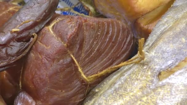 繊細な フランス語から カムチャツカの海岸沖で獲れた天然の魚を熱々で冷たい燻製にしたもの — ストック動画