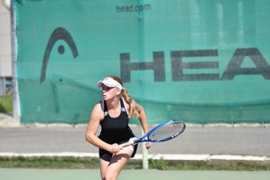 Orenburg, Rusya - 15 Ağustos 2017: Orenburg Bölgesi Tenis Federasyonu ödüllerinde oynayan kız