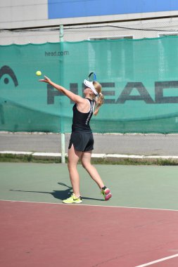 Orenburg, Rusya - 15 Ağustos 2017: Orenburg Bölgesi Tenis Federasyonu ödüllerinde oynayan kız