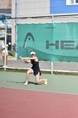 Orenburg, Rusya - 15 Ağustos 2017: Orenburg Bölgesi Tenis Federasyonu ödüllerinde oynayan kız