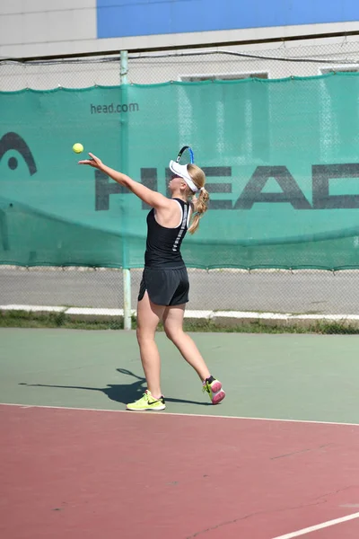 Orenburg Rússia Agosto 2017 Ano Menina Jogando Tênis Nos Prêmios — Fotografia de Stock