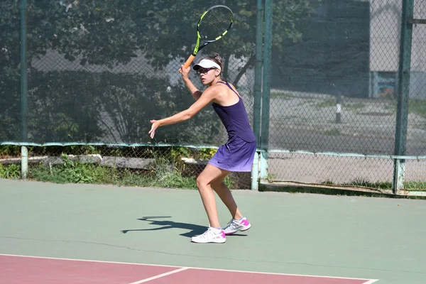 Orenburg Russland August 2017 Jahr Mädchen Spielt Tennis Auf Den — Stockfoto