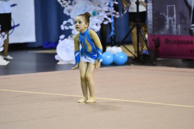 Orenburg, Rusya - 25 Kasım 2017: Kızlar Orenburg bölge şampiyonasında ritmik jimnastik dalında 
