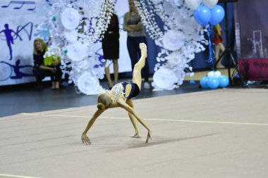 Orenburg, Rusya - 25 Kasım 2017: Kızlar Orenburg bölge şampiyonasında ritmik jimnastik dalında 