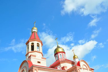 Orenburg, Rusya: Yazın Hıristiyan Ortodoks Kilisesi 'nin altın kubbesi 