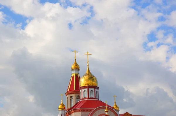 Оренбург Россия Позолоченный Купол Христианской Православной Церкви Летом — стоковое фото