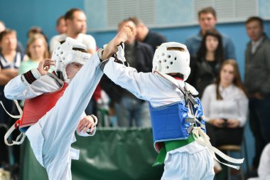Orenburg, Rusya - 19 Ekim 2019: Erkekler Orenburg Açık Tekvando Şampiyonası 'nda tekvandoda (Kore dövüş sanatları) yarışıyor