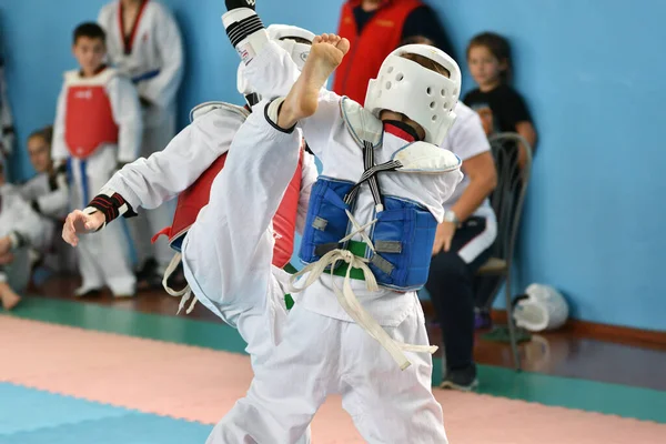 Orenburg Rosja Października 2019 Chłopcy Rywalizują Taekwondo Koreańskie Sztuki Walki — Zdjęcie stockowe