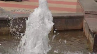 Sıcak bir yaz gününde çeşmede su 