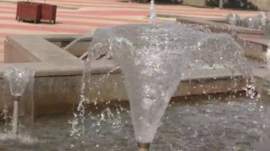 Sıcak bir yaz gününde çeşmede su 