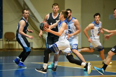 Orenburg, Rusya - 13-16 Haziran 2019 yıl: Erkekler Volga Federal Bölgesi amatör Basketbol Ligi Bölgelerarası finallerde basketbol oynuyor