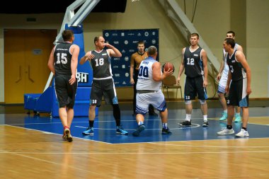 Orenburg, Rusya - 13-16 Haziran 2019 yıl: Erkekler Volga Federal Bölgesi amatör Basketbol Ligi Bölgelerarası finallerde basketbol oynuyor