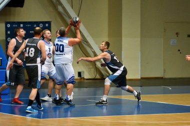 Orenburg, Rusya - 13-16 Haziran 2019 yıl: Erkekler Volga Federal Bölgesi amatör Basketbol Ligi Bölgelerarası finallerde basketbol oynuyor