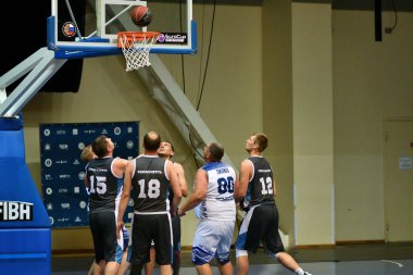 Orenburg, Rusya - 13-16 Haziran 2019 yıl: Erkekler Volga Federal Bölgesi amatör Basketbol Ligi Bölgelerarası finallerde basketbol oynuyor