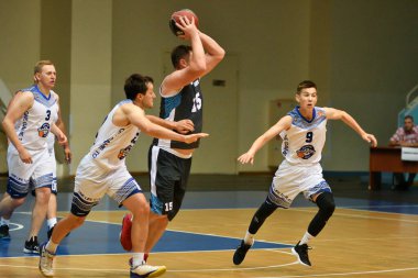 Orenburg, Rusya - 13-16 Haziran 2019 yıl: Erkekler Volga Federal Bölgesi amatör Basketbol Ligi Bölgelerarası finallerde basketbol oynuyor