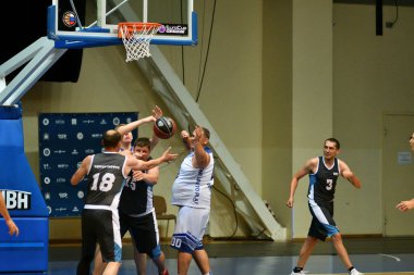 Orenburg, Rusya - 13-16 Haziran 2019 yıl: Erkekler Volga Federal Bölgesi amatör Basketbol Ligi Bölgelerarası finallerde basketbol oynuyor