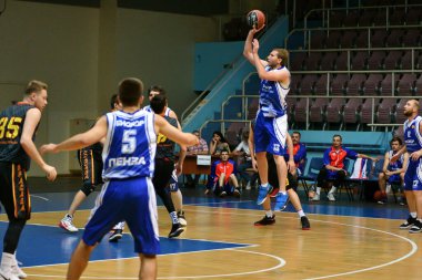 Orenburg, Rusya - 13-16 Haziran 2019 yıl: Erkekler Volga Federal Bölgesi amatör Basketbol Ligi Bölgelerarası finallerde basketbol oynuyor