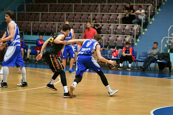 Orenburg Rusia Junio 2019 Año Los Hombres Juegan Baloncesto Las —  Fotos de Stock