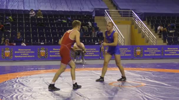 オレンブルク ロシア 10月2020 若者はオレンブルク地域の知事の賞のための全ロシアスポーツレスリング大会でスポーツレスリングに出場します — ストック動画